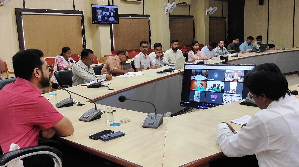 महासमुंद : जो ठेकेदार कार्य में रूचि नहीं ले रहे उन्हें ब्लै... - CG Sandesh