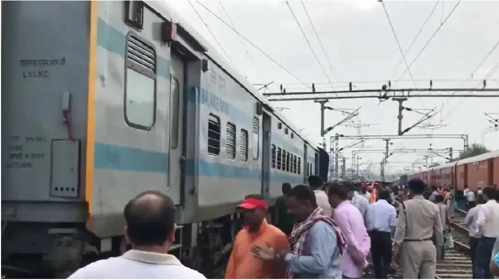 ट्रेन के दो डिब्बे पटरी से उतरे... - CG Sandesh