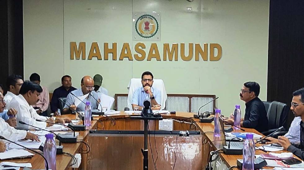महासमुंद : कलेक्टर लंगेह ने ली समय-सीमा की बैठक, दिए कई महत्... - CG Sandesh