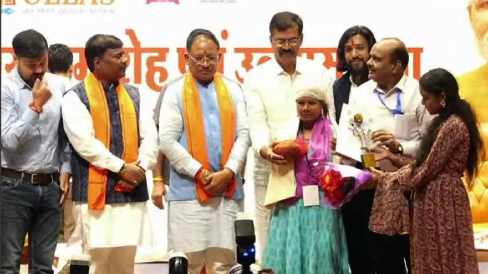 महासमुंद : मुख्यमंत्री विष्णुदेव साय ने दिव्यांग शांति बाई ठ... - CG Sandesh
