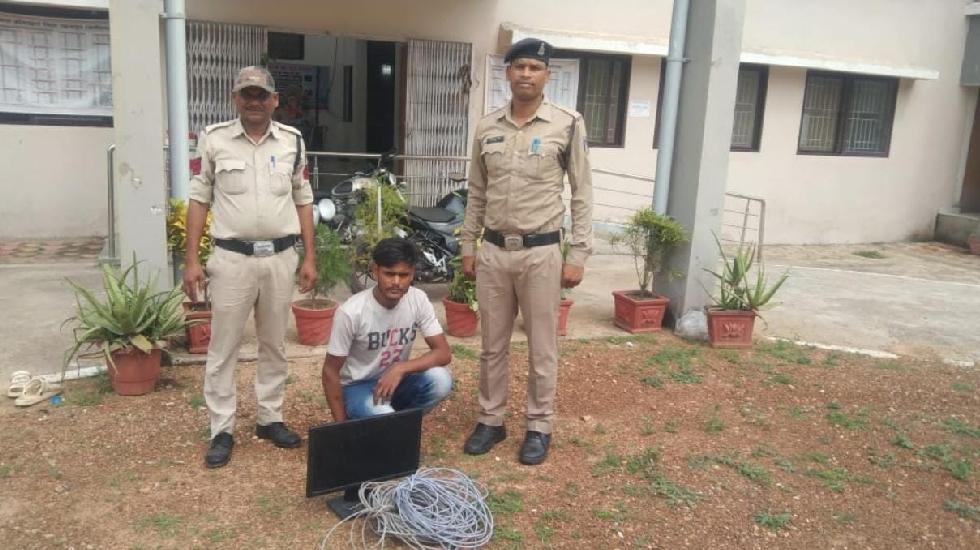 कोमाखान : स्कूल में चोरी करने वाला पुलिस की गिरफ्त में - CG Sandesh