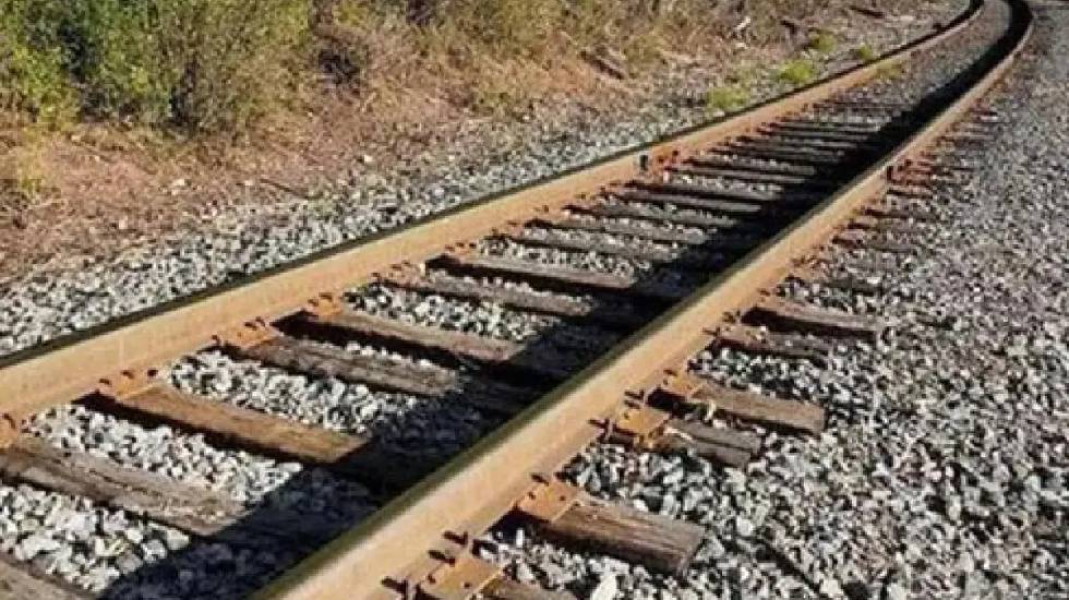 छत्तीसगढ़ : मोबाइल गेम खेलने में मशगूल दो लड़कों की ट्रेन से... - CG Sandesh