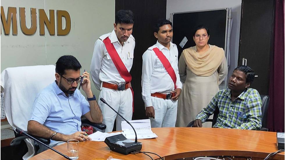 महासमुंद : कलेक्टर जन चौपाल में मिले 33 आवेदन, कलेक्टर ने फो... - CG Sandesh