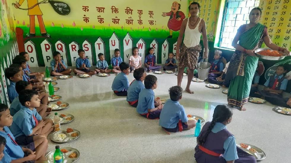 शासकीय प्राथमिक शाला केसराटाल में न्योता भोज का आयोजन - CG Sandesh