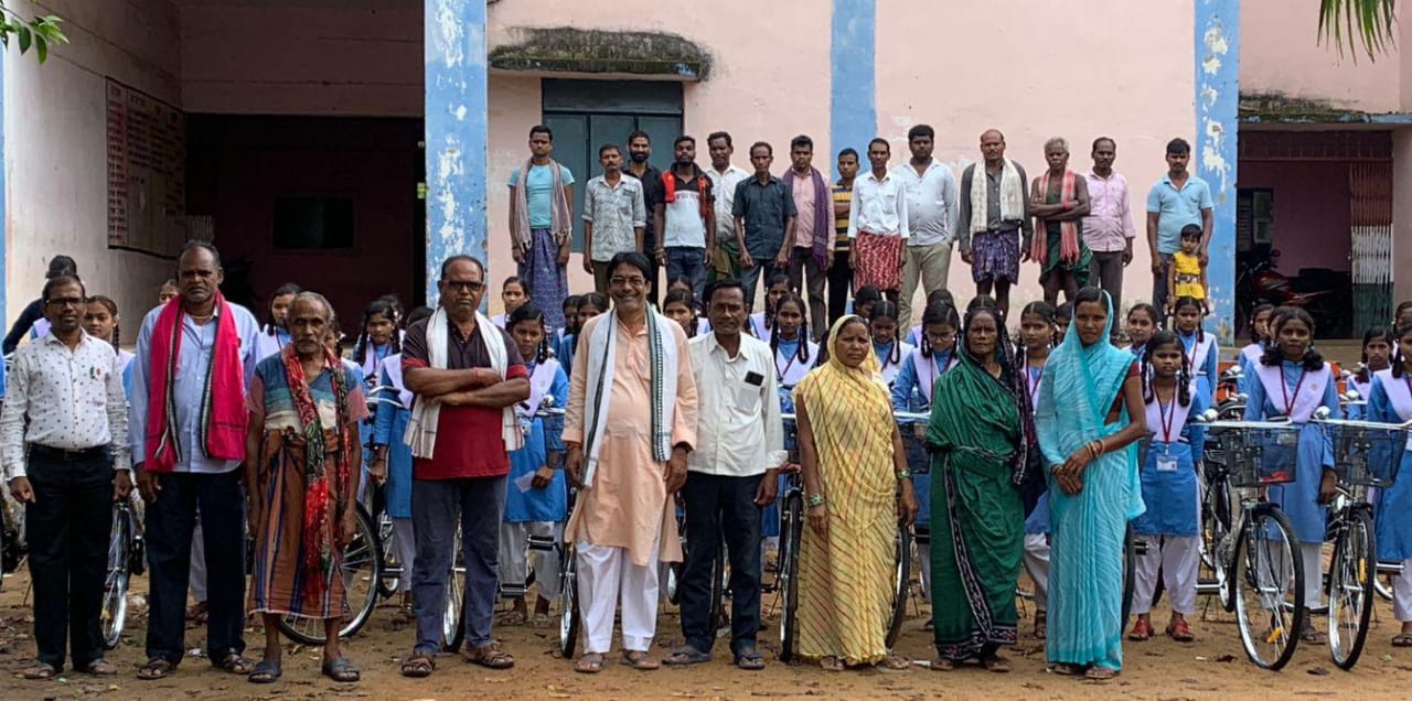 बसना : कुड़ेकेल में 47 बालिकाओं को मिली साइकिल - CG Sandesh