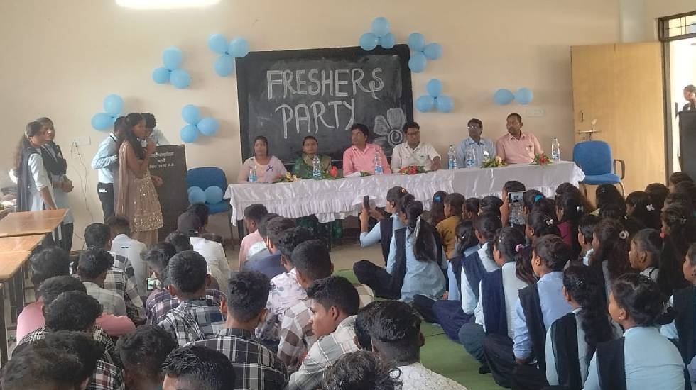 जोबी कॉलेज की फ्रेशर्स पार्टी में सीनियर्स ने गर्मजोशी से कि... - CG Sandesh