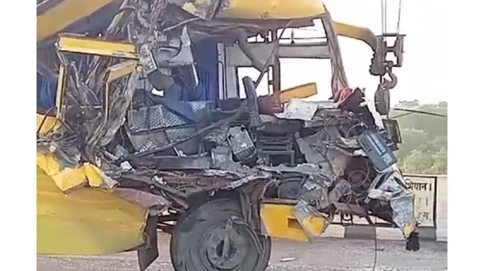 CG : यात्री बस और ट्रेलर की आपस में जोरदार भिड़ंत, एक यात्री ... - CG Sandesh