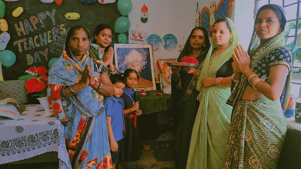 सरायपाली : ग्रामीण जनों द्वारा शिक्षकों का सम्मान - CG Sandesh