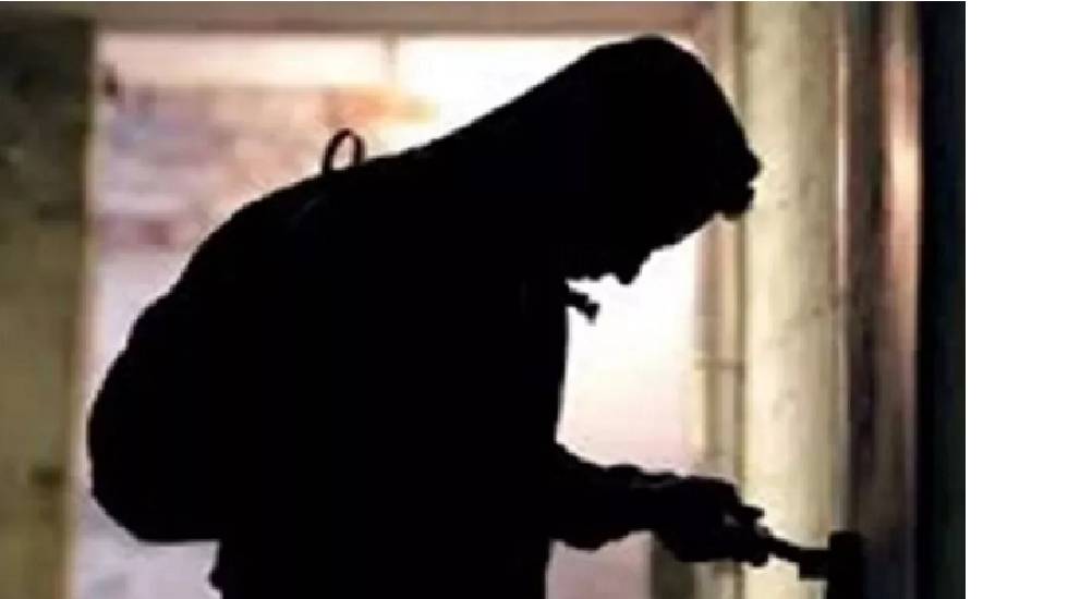 तुमगांव : एक ही गाँव के तीन लोगों के घर चोरी; सो रही महिला क... - CG Sandesh
