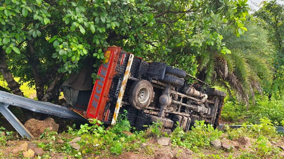 CG : सीआरपीएफ जवानों से भरी ट्रक पलटी, तीन जवान घायल - CG Sandesh
