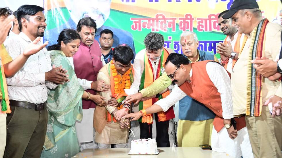 महासमुंद : विधायक योगेश्वर राजू सिन्हा के जन्मदिन के उपलक्ष्... - CG Sandesh