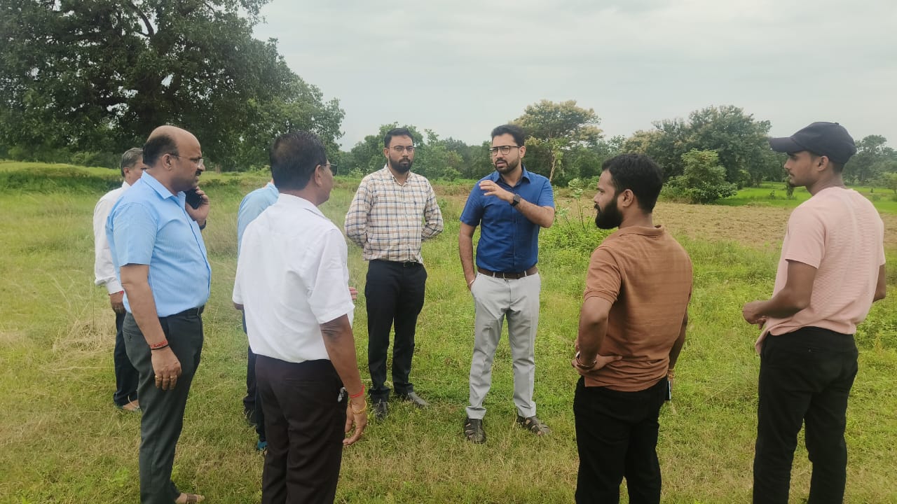 महासमुंद : कलेक्टर लंगेह ने खेत मे उतरकर डिजिटल क्रॉप सर्वे ... - CG Sandesh