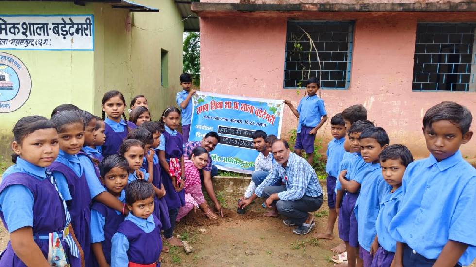 बसना : शासकीय प्राथमिक शाला बड़ेटेमरी में वृक्षारोपण और न्यौ... - CG Sandesh