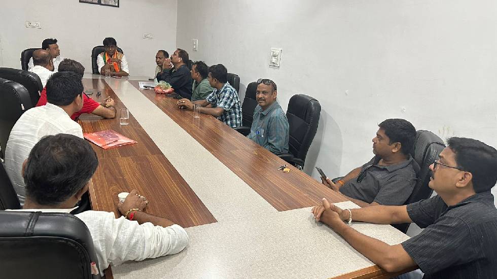 महासमुंद : जिला बैडमिंटन संघ की बैठक में शामिल हुए विधायक यो... - CG Sandesh