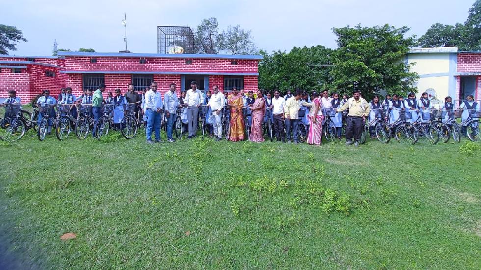 स्वामी आत्मानंद  विद्यालय कोमाखान में 61 छात्राओं को सायकल क... - CG Sandesh