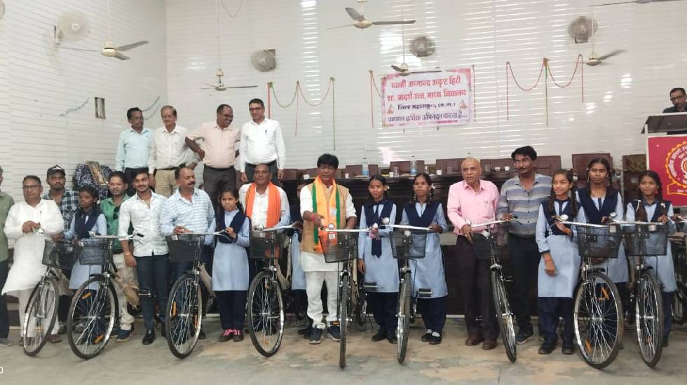 महासमुंद : सरस्वती साइकिल योजना के तहत विधायक योगेश्वर राजू ... - CG Sandesh