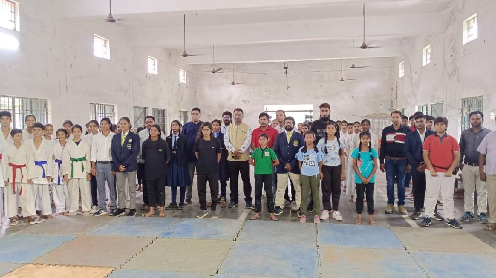 महासमुंद : राज्य स्तरीय शालेय कराटे प्रतियोगिता के लिए चार ख... - CG Sandesh