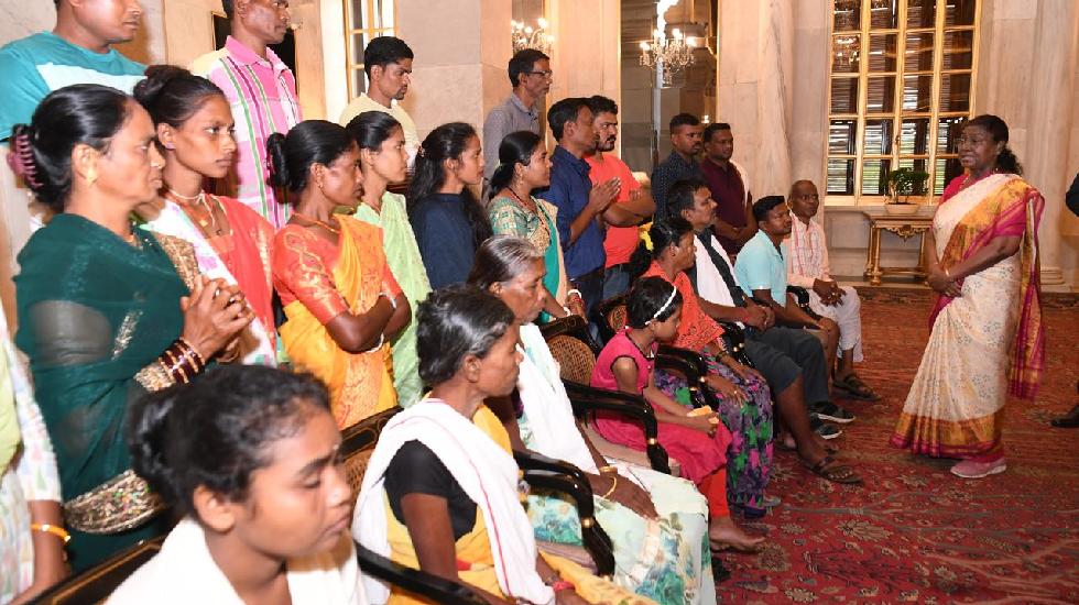 राष्ट्रपति भवन में बस्तर के नक्सल पीड़ितों ने रखी अपनी पीड़ा... - CG Sandesh