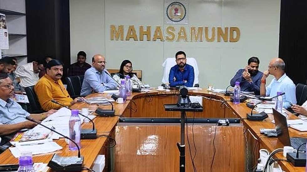 महासमुंद : कलेक्टर ने ली समय-सीमा की बैठक. - CG Sandesh