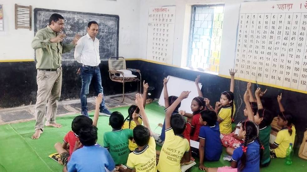 सरायपाली : विकासखंड शिक्षा अधिकारी मांझी ने किया विभिन्न विद... - CG Sandesh