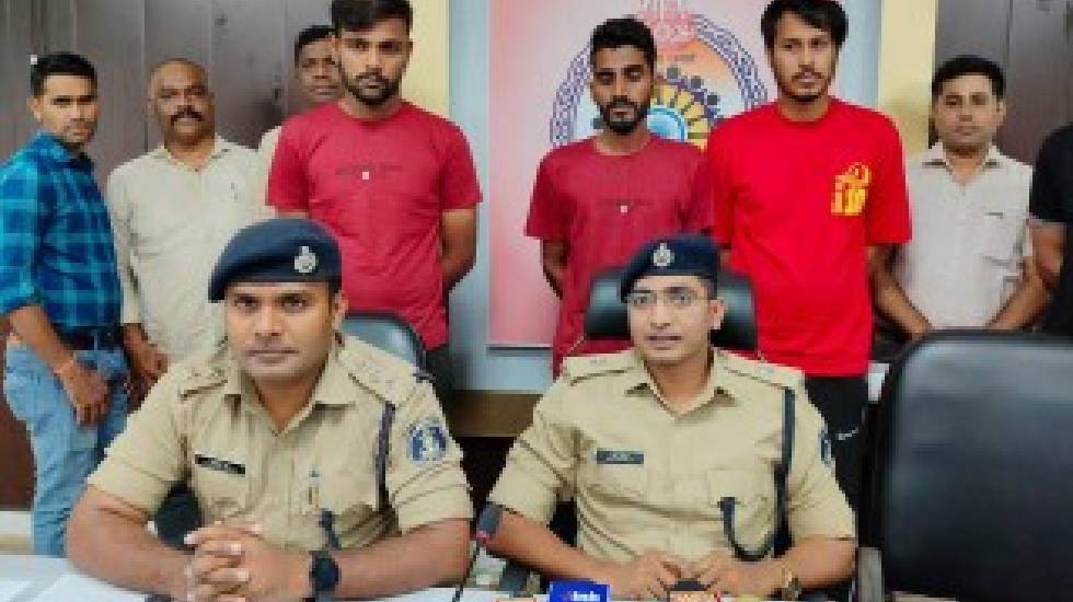 CG : पोर्नोग्राफी और मनी लॉन्ड्रिंग का डर दिखाकर रिटायर्ड कर... - CG Sandesh