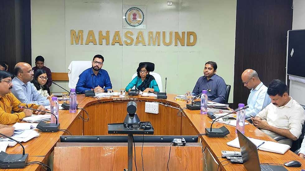 महासमुंद : जिला प्रभारी सचिव  शहला निगार ने ली जिला अधिकारिय... - CG Sandesh
