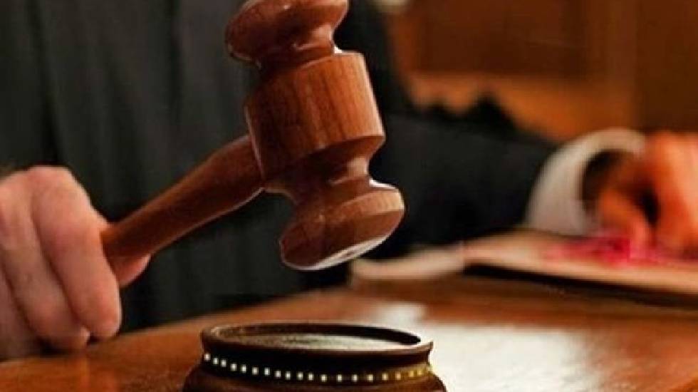 कोर्ट में सुनवाई के दौरान वकील ने उतारे कपड़े, नग्न होकर किए... - CG Sandesh