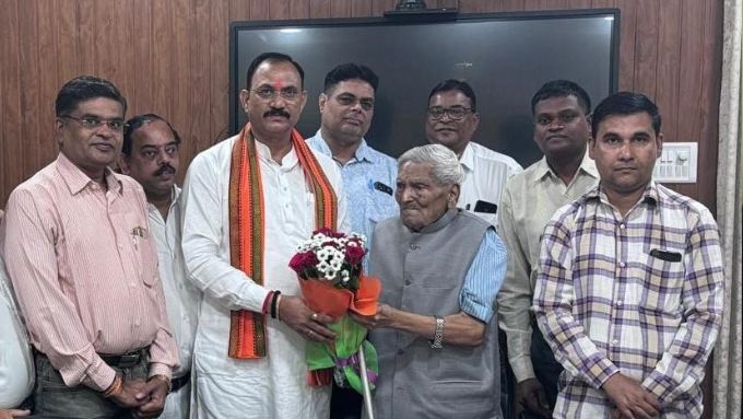 CG : 91 वर्षीय बुजुर्ग ने पेश की अद्भुत मिसाल, अस्पताल बनाने के लिए की जमीन दान देने की पेशकश