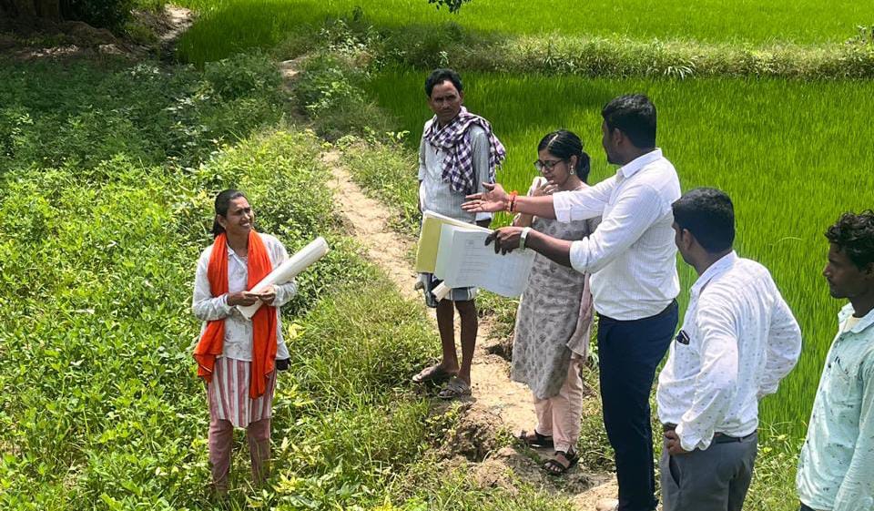 सरायपाली : एसडीएम नम्रता चौबे ने ग्राम कोकड़ी में गिरदावरी क... - CG Sandesh