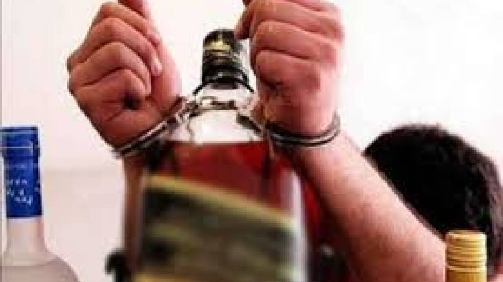 बागबाहरा : पुलिस को देख स्कूटी छोड़ भागा, डिक्की से अवैध शराब... - CG Sandesh