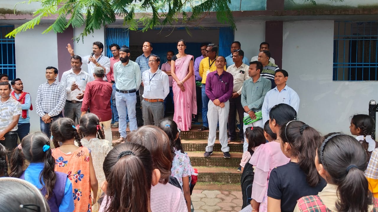 सुपर 40 बागबाहरा शिक्षा की बुनियाद मजबूत करने हेतु 950 बच्चो... - CG Sandesh