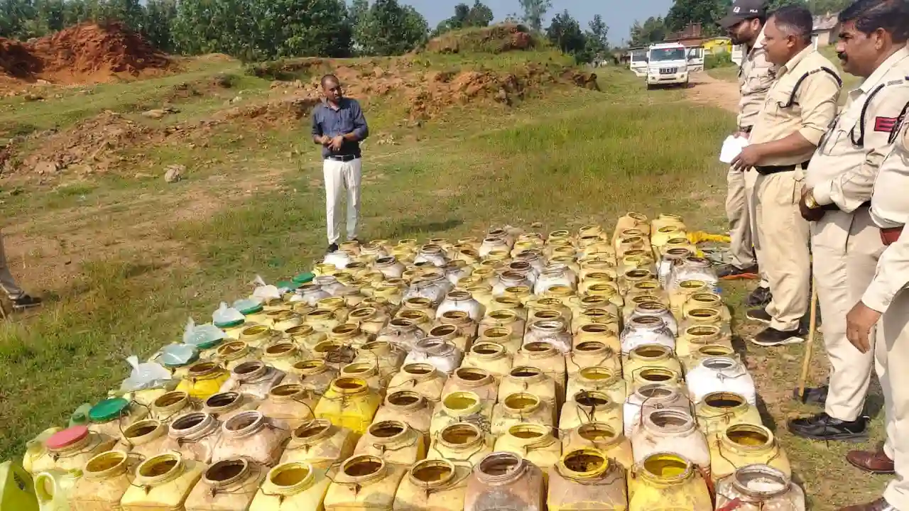 CG : भारी मात्रा में महुआ लाहन और शराब जप्त - CG Sandesh