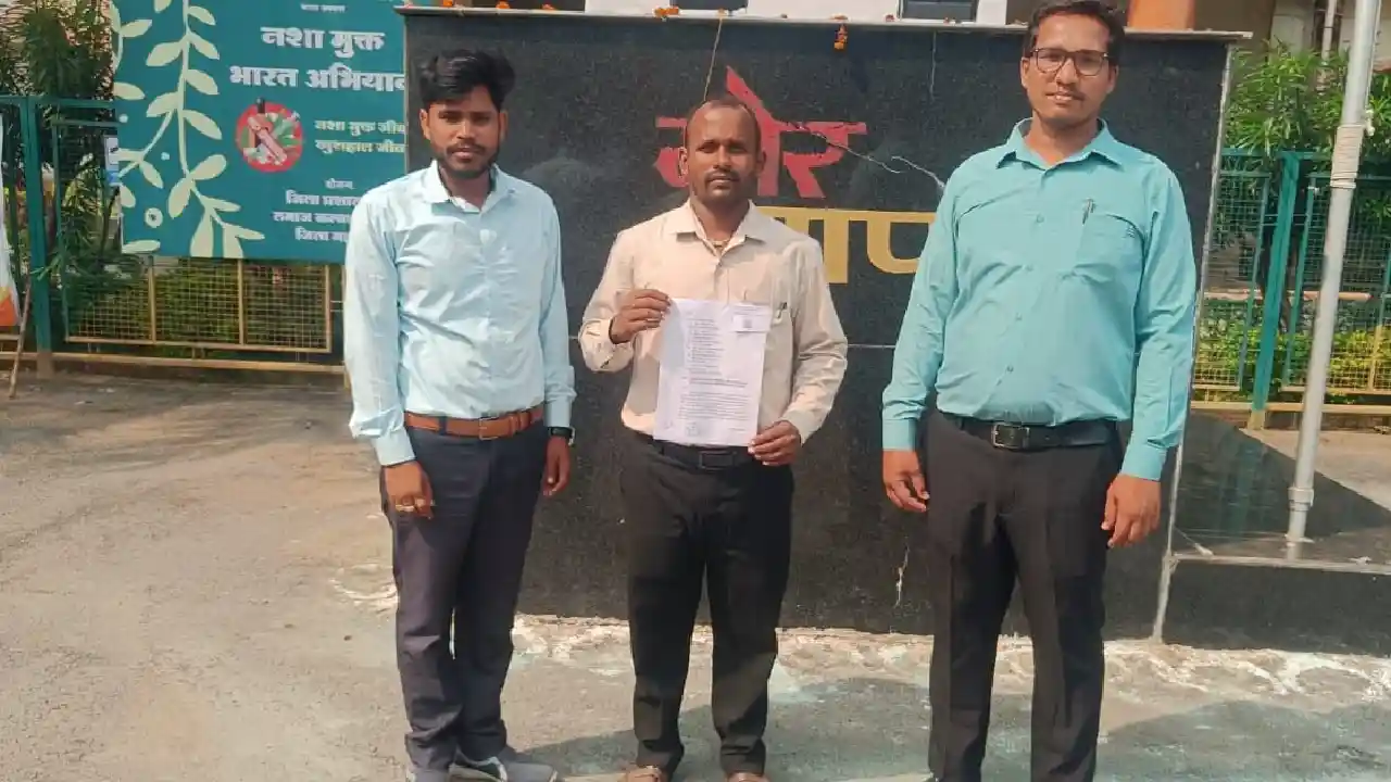 पिथौरा : जनपद कार्यालय के घेराव के लिए ग्रामीणों ने सौंपा ज्... - CG Sandesh
