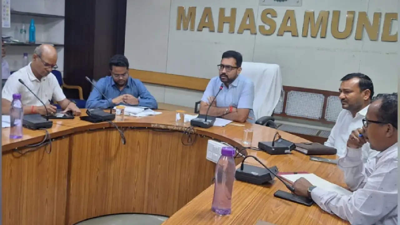 महासमुंद : समय-सीमा की बैठक में कलेक्टर विनय लंगेह ने दिए नि... - CG Sandesh
