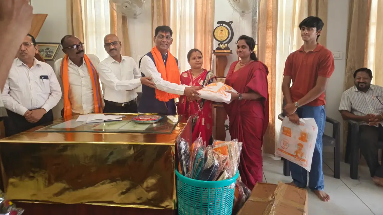 महासमुंद : विधायक योगेश्वर राजू सिन्हा ने किया चिकित्सकों का... - CG Sandesh