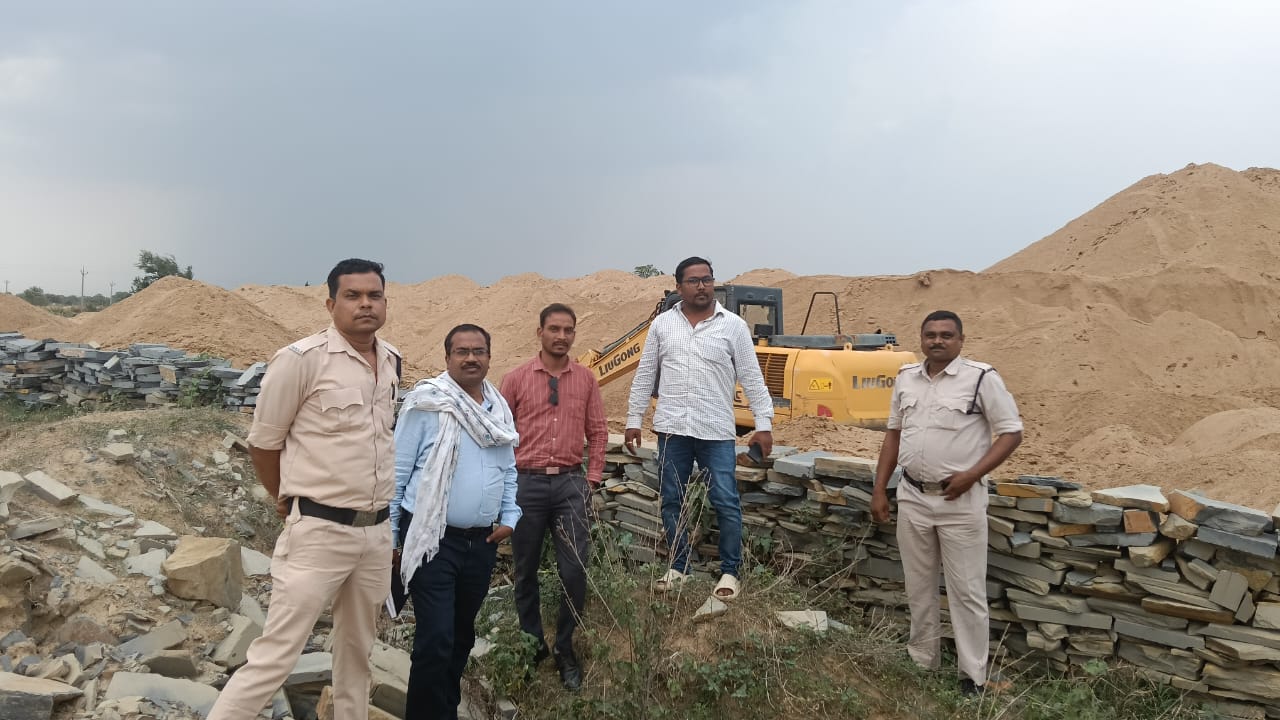 महासमुंद : जिले में 10 अवैध रेत भंडारण पर कलेक्टर की सख्त का... - CG Sandesh