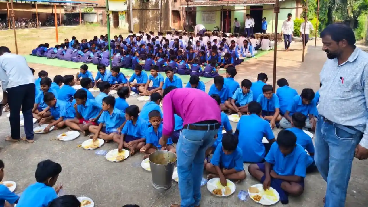 सरायपाली : शासकीय उच्च प्राथमिक शाला अमरकोट नेवता भोज का आयो... - CG Sandesh