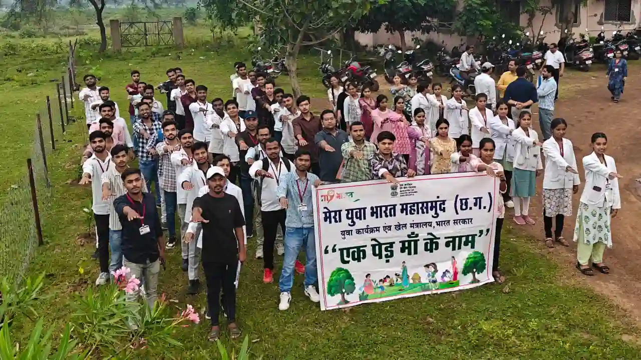 महासमुंद : एक पेड़ माँ के नाम " अभियान अंतर्गत पौधारोपण, शपथ... - CG Sandesh