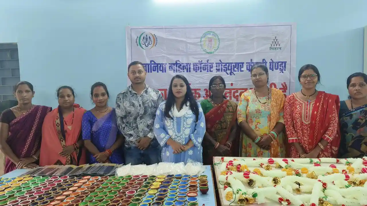 महासमुंद : दीयों और पूजा सामग्री के बिक्री से समूह की महिलाए... - CG Sandesh