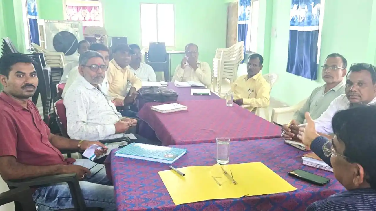 विकासखण्ड बागबाहरा में प्राचार्य समीक्षा बैठक आयोजित - CG Sandesh