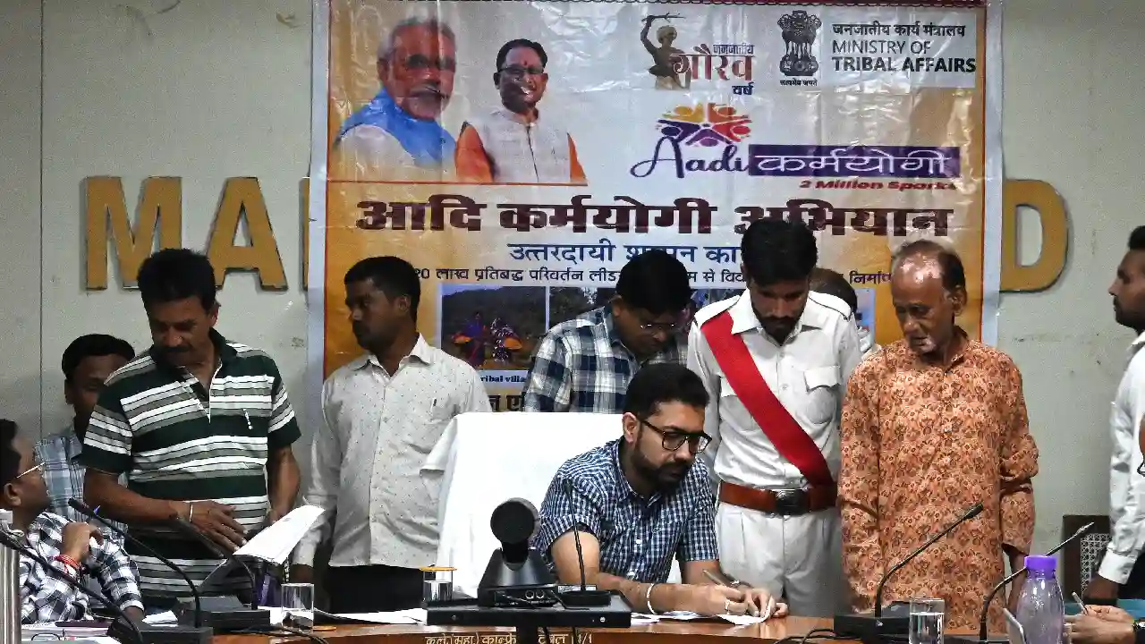 महासमुंद : कलेक्टर ने जनदर्शन में सुनी आम जनों की समस्याएं, ... - CG Sandesh