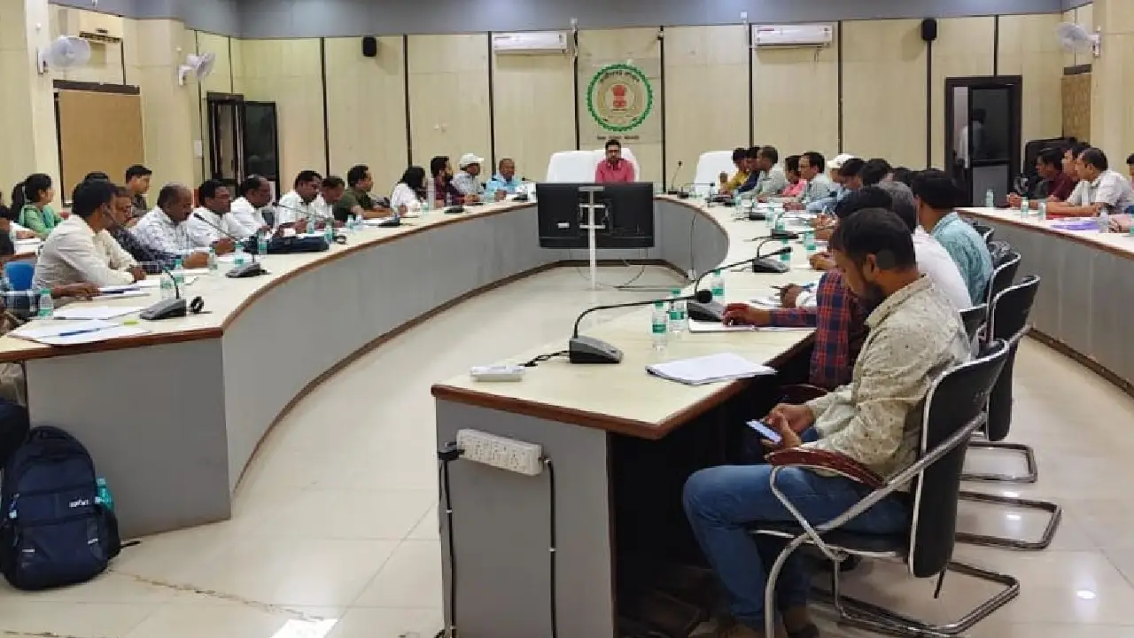 महासमुंद कलेक्टर लंगेह ने की कृषि विभाग के मैदानी अमलों की स... - CG Sandesh