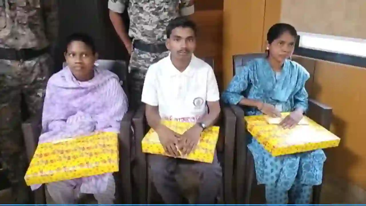 छत्तीसगढ़ : 1-1 लाख के इनामी तीन माओवादियों ने किया सरेंडर - CG Sandesh
