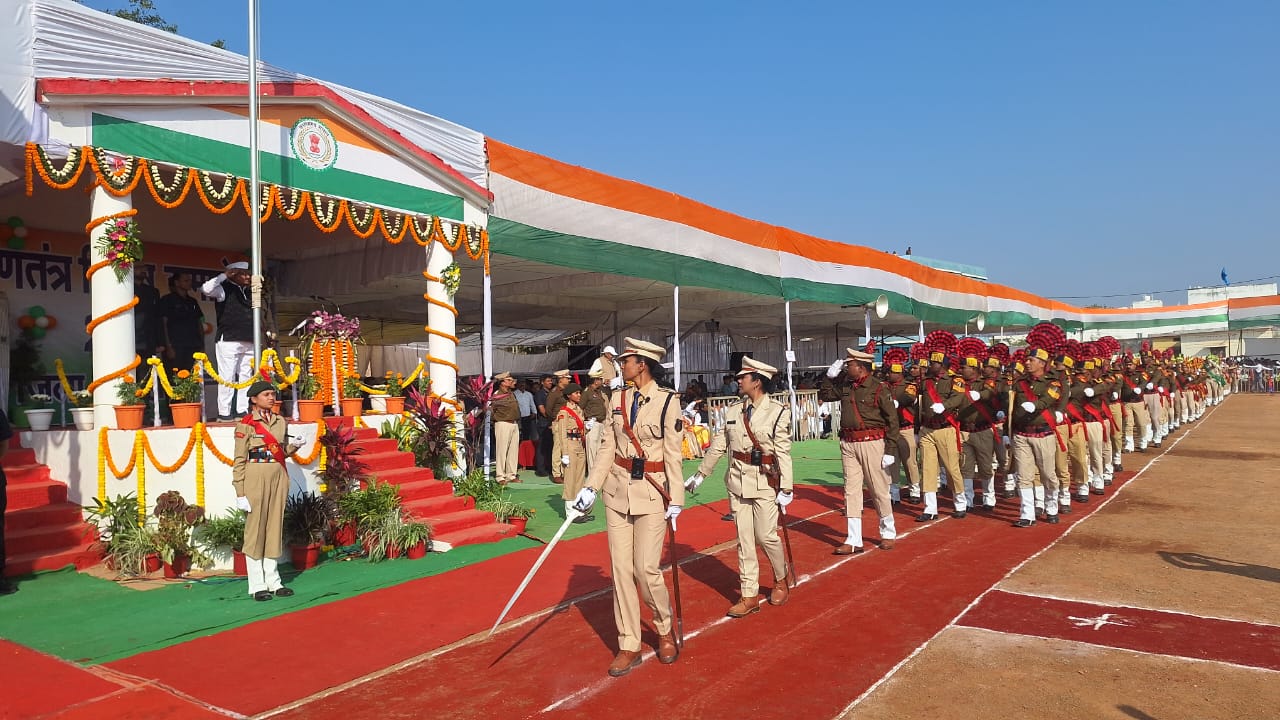 महासमुंद : खाद्य मंत्री दयाल दास बघेल ने किया ध्वजारोहण - CG Sandesh