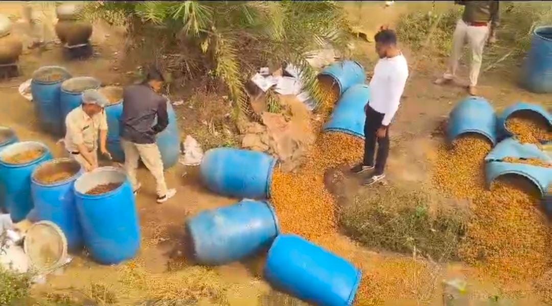 महासमुंद : देशी शराब की भट्टी पर आबकारी विभाग की बड़ी कार्रवाई, भारी मात्रा में महुआ शराब बरामद