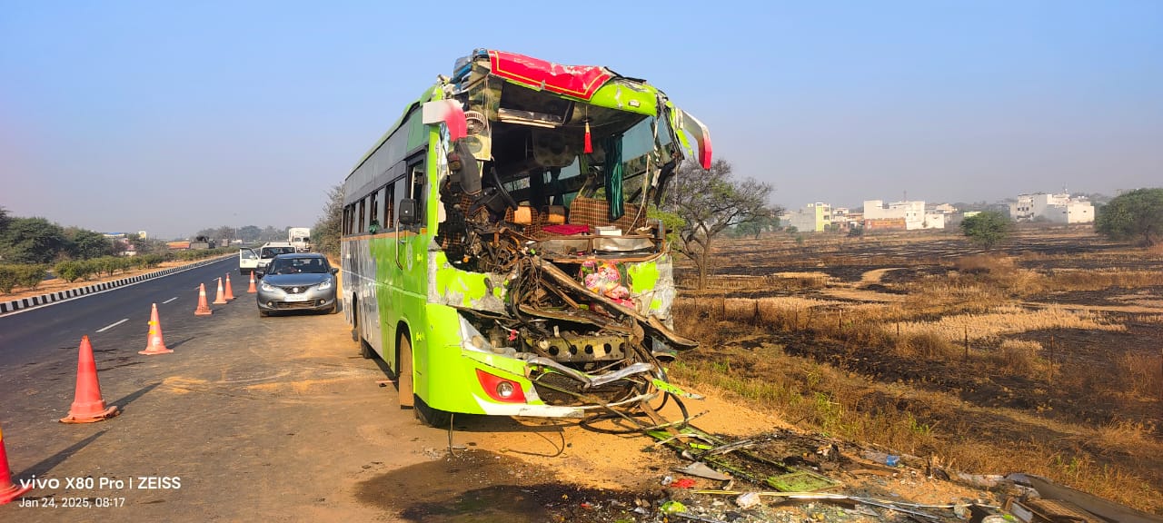 सरायपाली में बड़ा हादसा खड़ी ट्रक से टकराई बस, 1 की मौत, 43 घा... - CG Sandesh