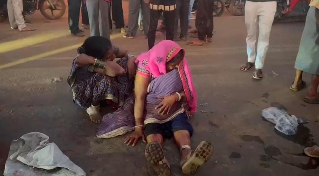 CG : ट्रक ने 6 साल के बच्चे को रौंदा, मौके पर मौत, शव लेकर बिलखती रही मां