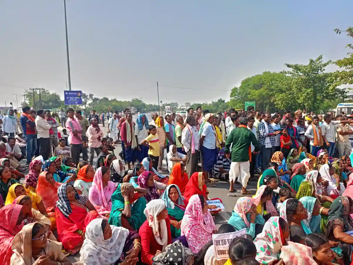 बसना ब्रेकिंग : ग्रामीणों ने राष्ट्रीय राजमार्ग-53 पर किया च... - CG Sandesh