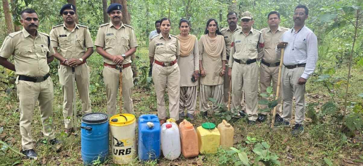 CG : अवैध शराब पर प्रशासन की बड़ी कार्रवाई, 150 लीटर कच्ची मह... - CG Sandesh