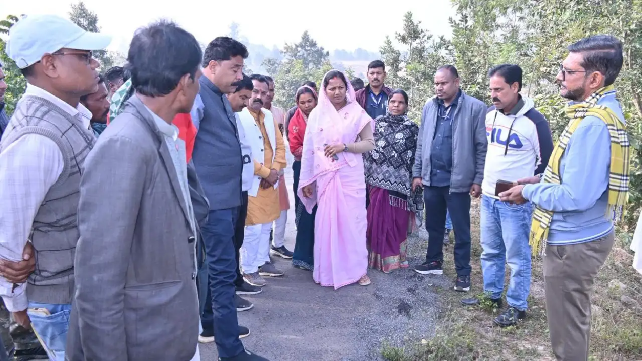 CG: मंत्री लक्ष्मी राजवाड़े ने ओड़गी में सड़क एवं पुलिया निर्मा... - CG Sandesh
